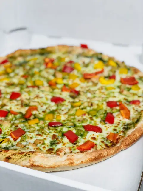 Chicken pesto pizza
